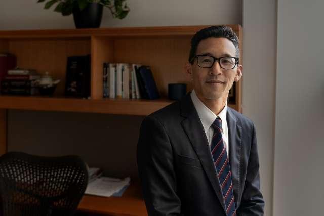Dr. Erick Cheung自2022年6月起担任Stewart and Lynda Resnick神经精神病医院的首席医疗官. (图片来源:Joshua Sudock/皇冠hga025大学洛杉矶分校健康)